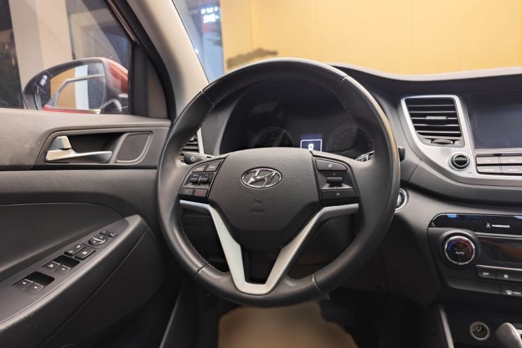 Used Hyundai Tucson 2015 1.6T Dual-Clutch Two-Wheel-Drive Smart Model Steering Wheel