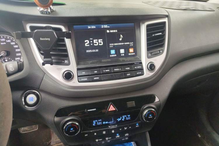 Used Hyundai Tucson 2015 1.6T Dual-Clutch Two-Wheel-Drive Leading Model Audio And AC Panel