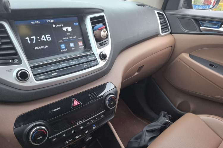 Used Hyundai Tucson 2015 1.6T Dual-Clutch Two-Wheel-Drive Leading Model Audio And AC Panel