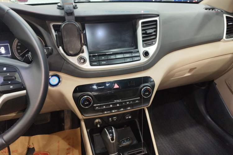 Used Hyundai Tucson 2015 1.6T Dual-Clutch Two-Wheel-Drive Smart Model Audio And AC Panel