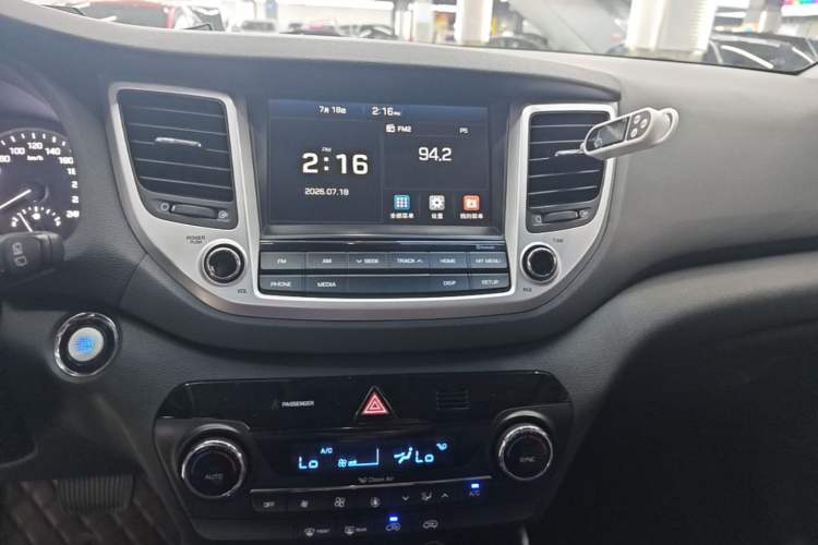 Used Hyundai Tucson 2015 1.6T Dual-Clutch Two-Wheel-Drive Smart Model Audio And AC Panel
