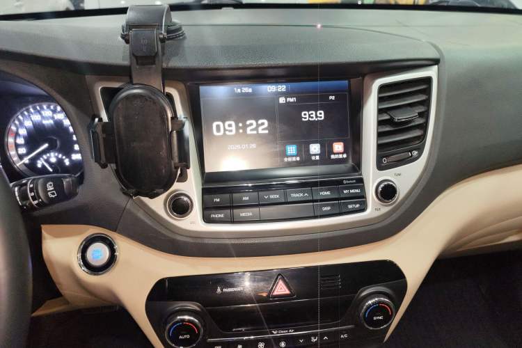 Used Hyundai Tucson 2015 1.6T Dual-Clutch Two-Wheel-Drive Smart Model Audio And AC Panel