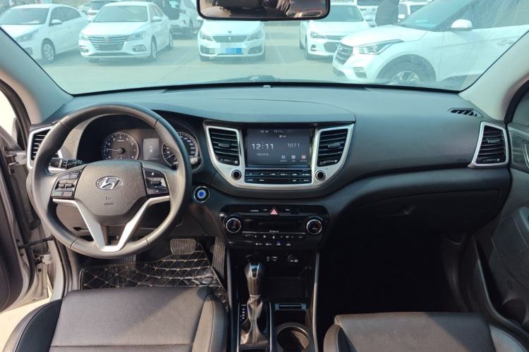 Used Hyundai Tucson 2015 1.6T Dual-Clutch Two-Wheel-Drive Smart Model Center Console