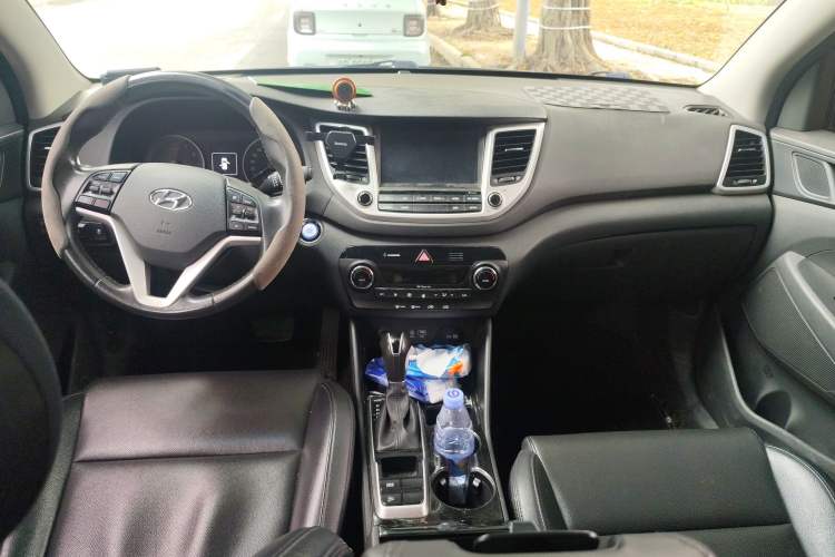 Used Hyundai Tucson 2015 1.6T Dual-Clutch Two-Wheel-Drive Leading Model Center Console