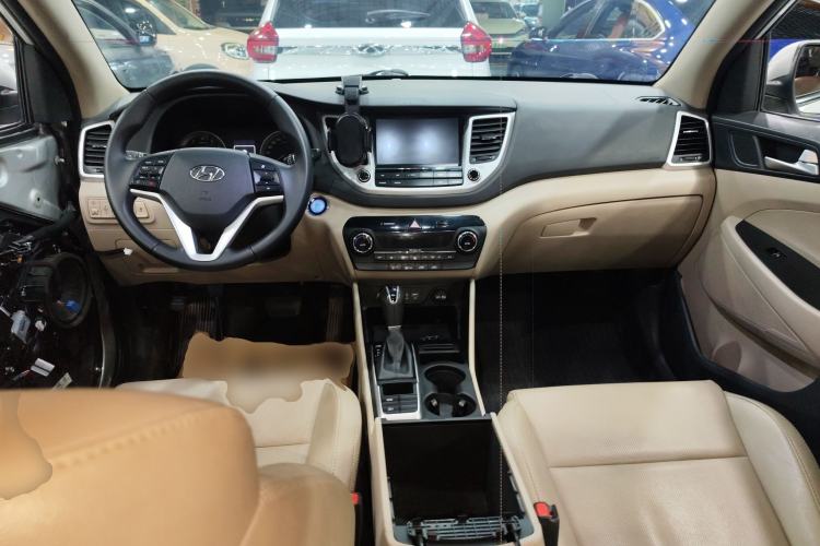 Used Hyundai Tucson 2015 1.6T Dual-Clutch Two-Wheel-Drive Smart Model Center Console