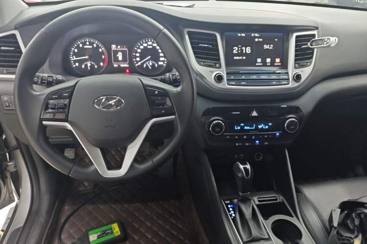 Used Hyundai Tucson 2015 1.6T Dual-Clutch Two-Wheel-Drive Smart Model Center Console