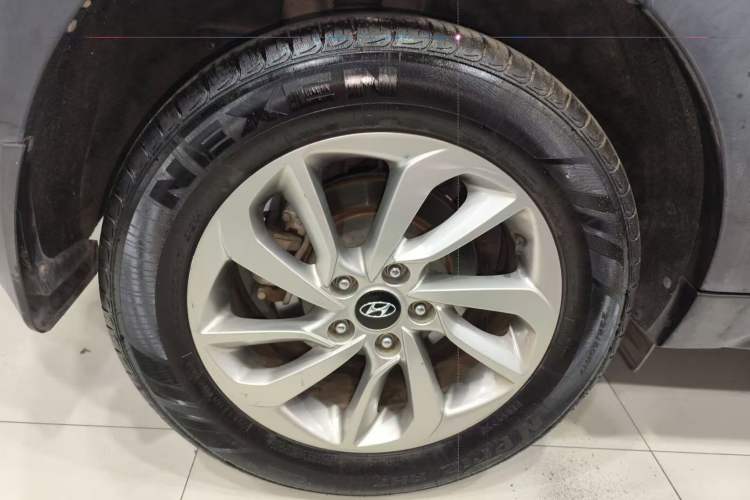 Used Hyundai Tucson 2015 1.6T Dual-Clutch Two-Wheel-Drive Smart Model Exterior 8