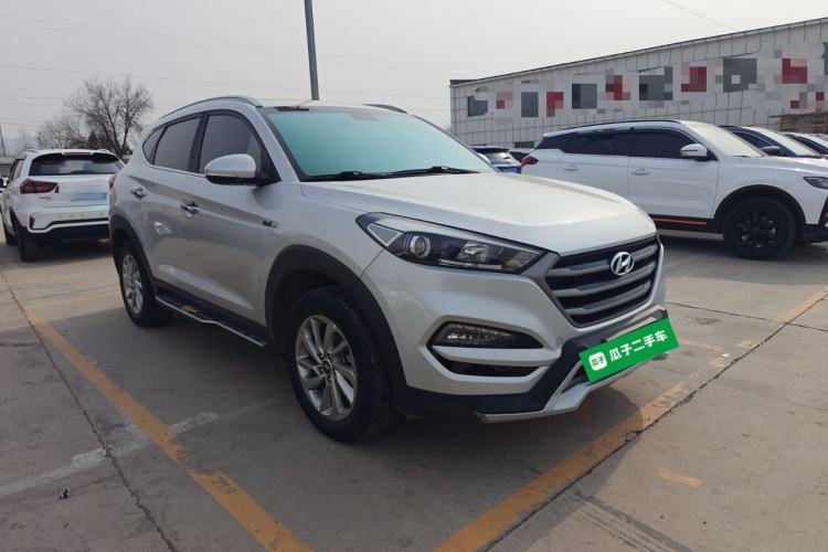 Used Hyundai Tucson 2015 1.6T Dual-Clutch Two-Wheel-Drive Smart Model Front Right 45 Deg