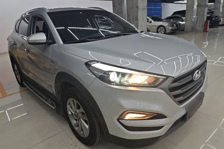 Used Hyundai Tucson 2015 1.6T Dual-Clutch Two-Wheel-Drive Smart Model Front Right 45 Deg