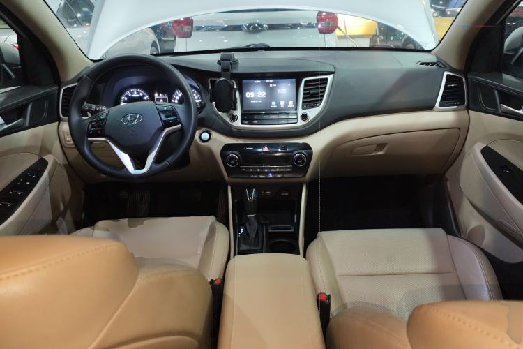 Used Hyundai Tucson 2015 1.6T Dual-Clutch Two-Wheel-Drive Smart Model Interior 2