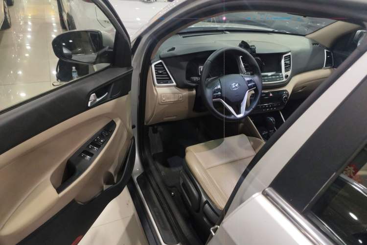 Used Hyundai Tucson 2015 1.6T Dual-Clutch Two-Wheel-Drive Smart Model Interior 3