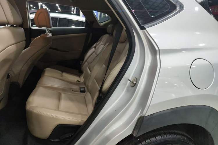 Used Hyundai Tucson 2015 1.6T Dual-Clutch Two-Wheel-Drive Smart Model Interior 4