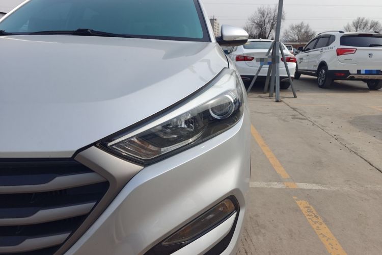 Used Hyundai Tucson 2015 1.6T Dual-Clutch Two-Wheel-Drive Smart Model Left Front Headlight