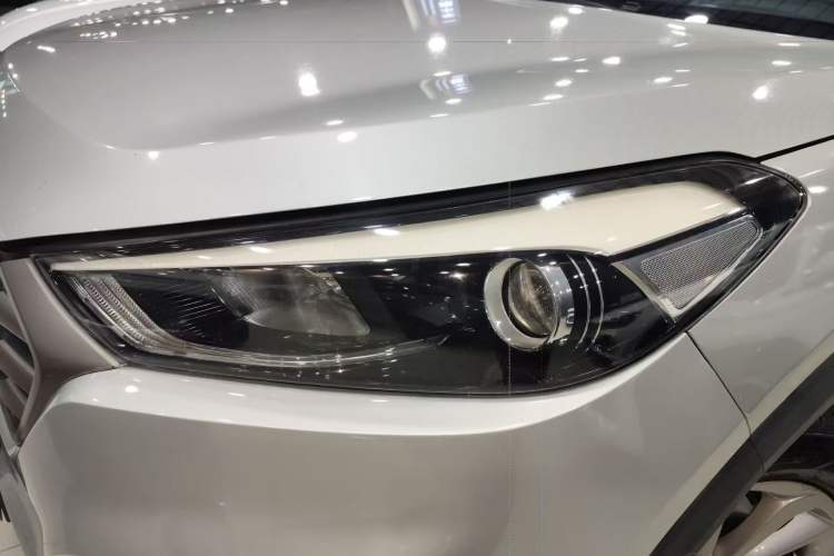 Used Hyundai Tucson 2015 1.6T Dual-Clutch Two-Wheel-Drive Smart Model Left Front Headlight