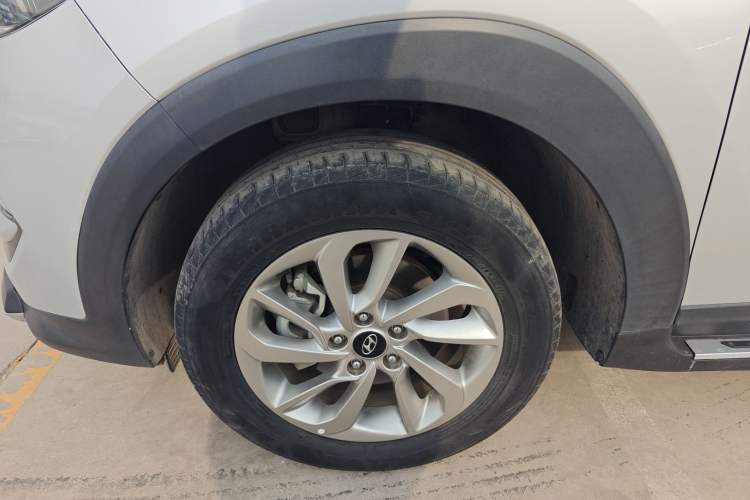 Used Hyundai Tucson 2015 1.6T Dual-Clutch Two-Wheel-Drive Smart Model Left Front Wheel Hub