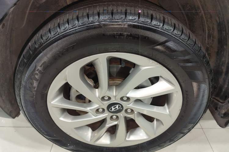 Used Hyundai Tucson 2015 1.6T Dual-Clutch Two-Wheel-Drive Smart Model Left Front Wheel Hub