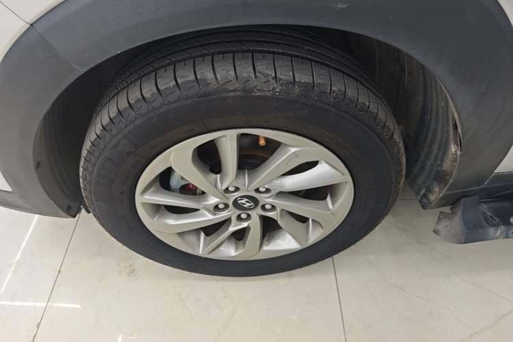 Used Hyundai Tucson 2015 1.6T Dual-Clutch Two-Wheel-Drive Smart Model Left Front Wheel Hub