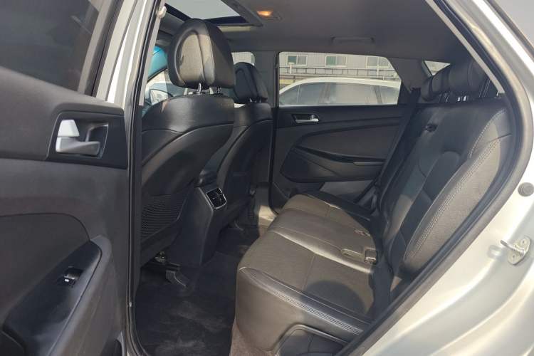 Used Hyundai Tucson 2015 1.6T Dual-Clutch Two-Wheel-Drive Smart Model Left Rear Seat