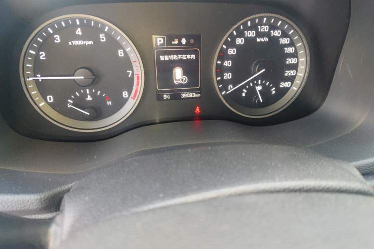 Used Hyundai Tucson 2015 1.6T Dual-Clutch Two-Wheel-Drive Smart Model Odometer Close Up