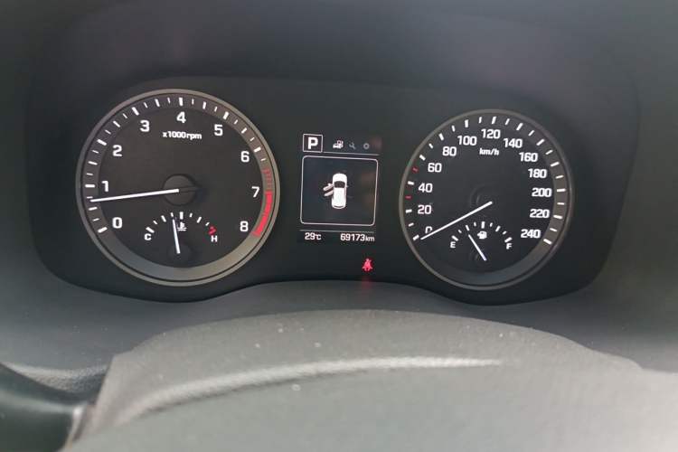 Used Hyundai Tucson 2015 1.6T Dual-Clutch Two-Wheel-Drive Smart Model Odometer Close Up