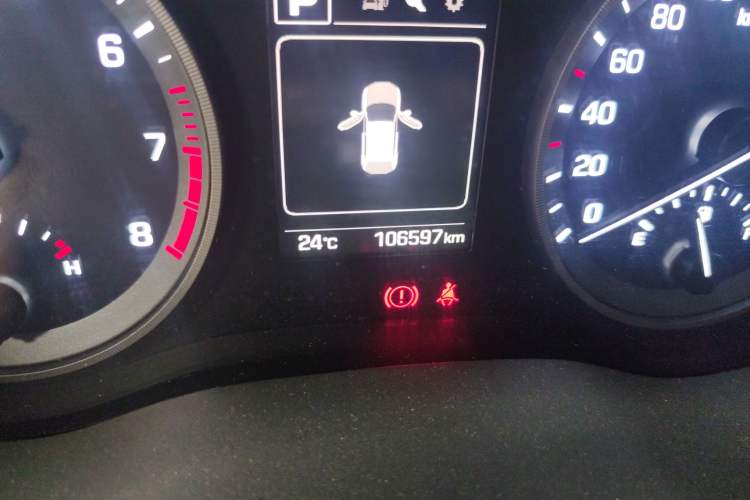 Used Hyundai Tucson 2015 1.6T Dual-Clutch Two-Wheel-Drive Leading Model Odometer Close Up