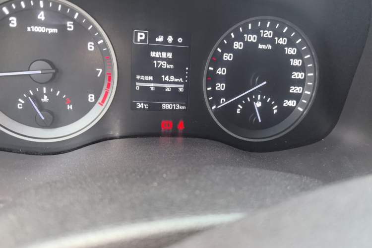 Used Hyundai Tucson 2015 1.6T Dual-Clutch Two-Wheel-Drive Leading Model Odometer Close Up