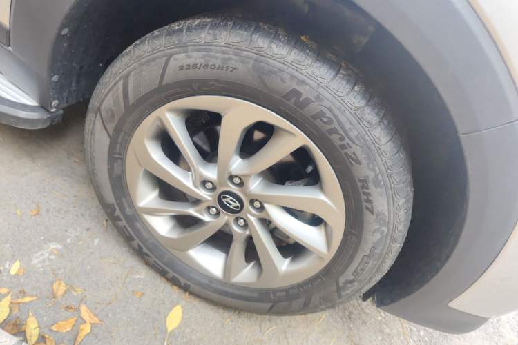 Used Hyundai Tucson 2015 1.6T Dual-Clutch Two-Wheel-Drive Smart Model Right Front Wheel Hub