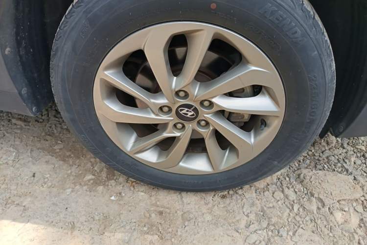 Used Hyundai Tucson 2015 1.6T Dual-Clutch Two-Wheel-Drive Smart Model Right Front Wheel Hub