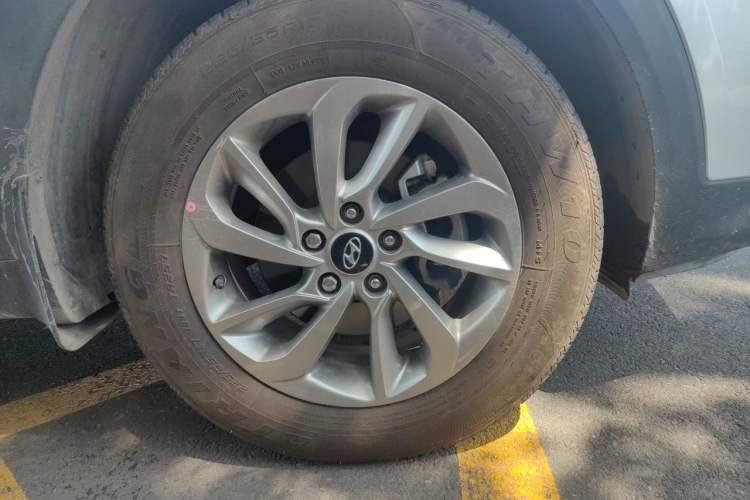 Used Hyundai Tucson 2015 1.6T Dual-Clutch Two-Wheel-Drive Smart Model Right Front Wheel Hub