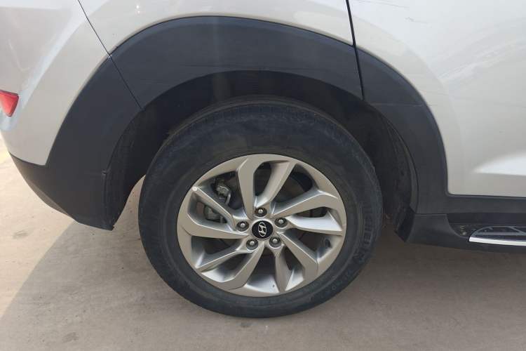 Used Hyundai Tucson 2015 1.6T Dual-Clutch Two-Wheel-Drive Smart Model Right Rear Wheel Hub
