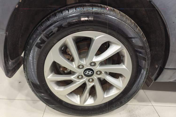 Used Hyundai Tucson 2015 1.6T Dual-Clutch Two-Wheel-Drive Smart Model Right Rear Wheel Hub