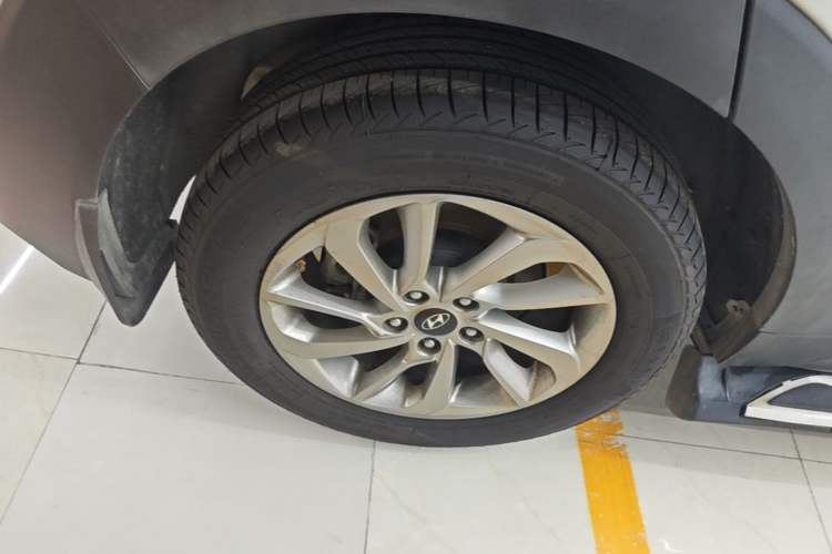 Used Hyundai Tucson 2015 1.6T Dual-Clutch Two-Wheel-Drive Smart Model Right Rear Wheel Hub
