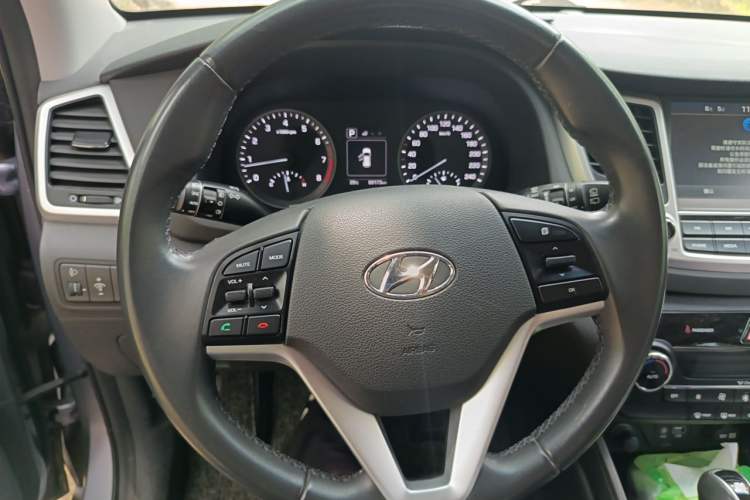Used Hyundai Tucson 2015 1.6T Dual-Clutch Two-Wheel-Drive Smart Model Steering Wheel