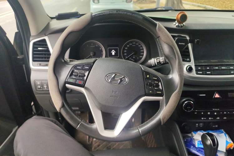Used Hyundai Tucson 2015 1.6T Dual-Clutch Two-Wheel-Drive Leading Model Steering Wheel