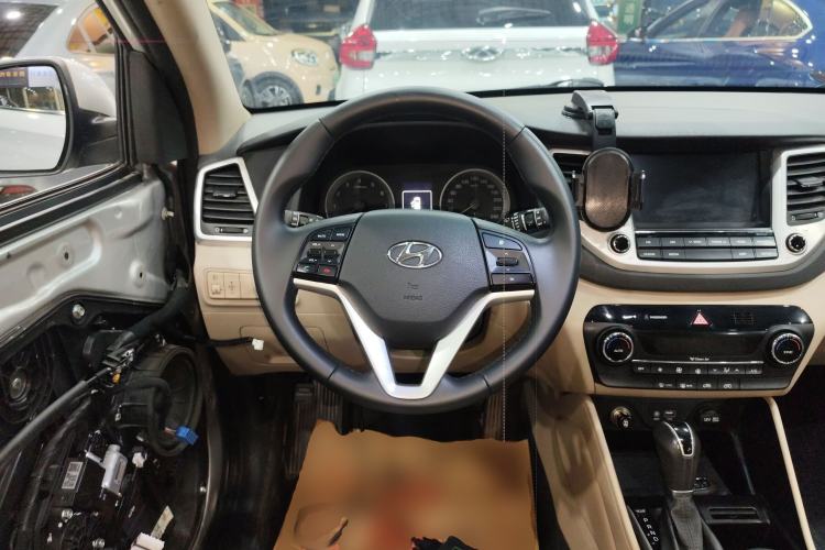 Used Hyundai Tucson 2015 1.6T Dual-Clutch Two-Wheel-Drive Smart Model Steering Wheel