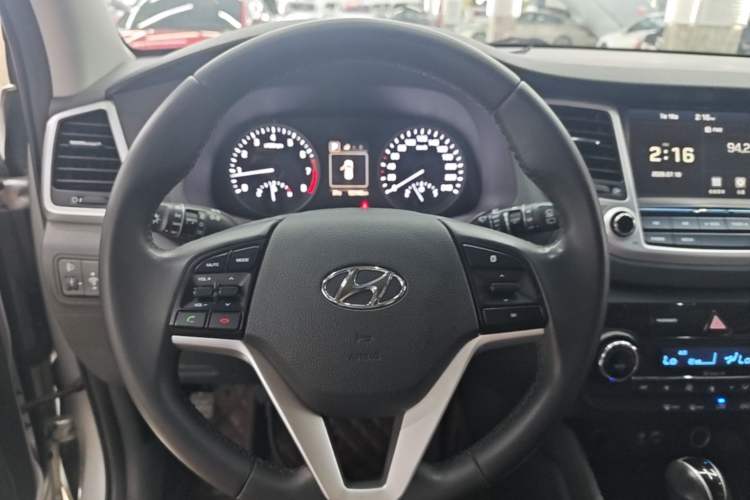 Used Hyundai Tucson 2015 1.6T Dual-Clutch Two-Wheel-Drive Smart Model Steering Wheel
