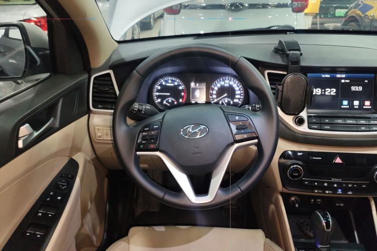 Used Hyundai Tucson 2015 1.6T Dual-Clutch Two-Wheel-Drive Smart Model Steering Wheel