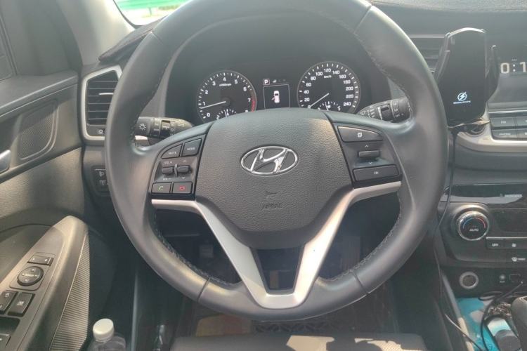 Used Hyundai Tucson 2015 1.6T Dual-Clutch Two-Wheel-Drive Smart Model Steering Wheel