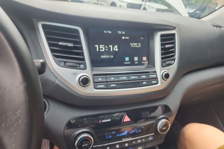 Used Hyundai Tucson 2015 1.6T Dual-Clutch Two-Wheel-Drive Smart Model Audio And AC Panel