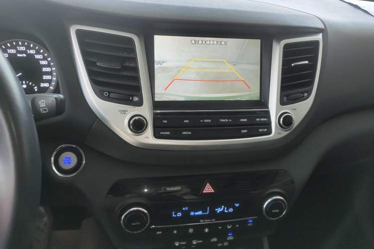 Used Hyundai Tucson 2015 1.6T Dual-Clutch Two-Wheel-Drive Smart Model Audio And AC Panel