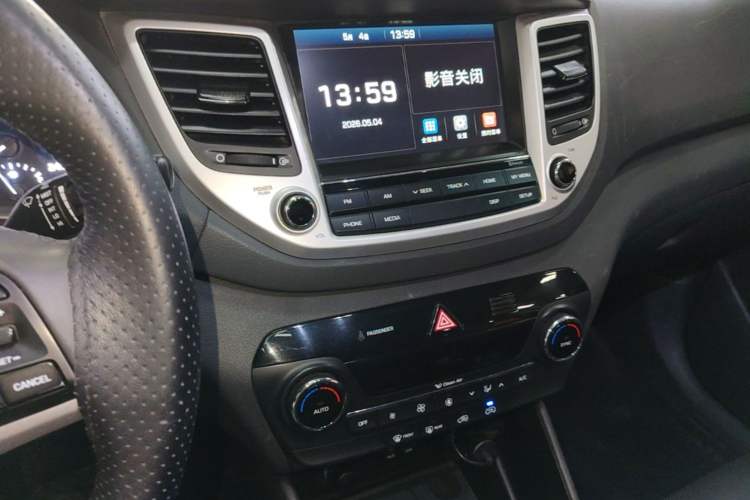 Used Hyundai Tucson 2015 1.6T Dual-Clutch Two-Wheel-Drive Smart Model Audio And AC Panel
