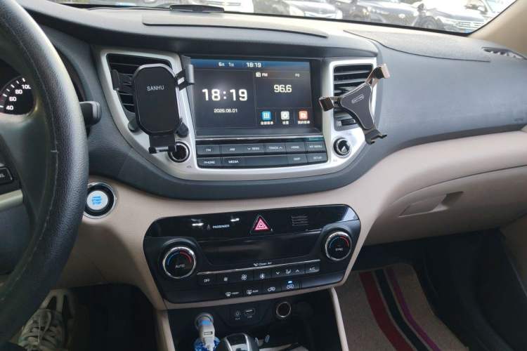 Used Hyundai Tucson 2015 1.6T Dual-Clutch Two-Wheel-Drive Leading Model Audio And AC Panel