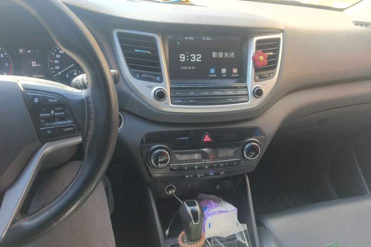 Used Hyundai Tucson 2015 1.6T Dual-Clutch Two-Wheel-Drive Smart Model Audio And AC Panel