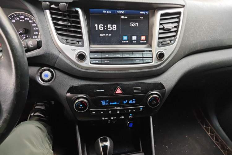 Used Hyundai Tucson 2015 1.6T Dual-Clutch Two-Wheel-Drive Smart Model Audio And AC Panel