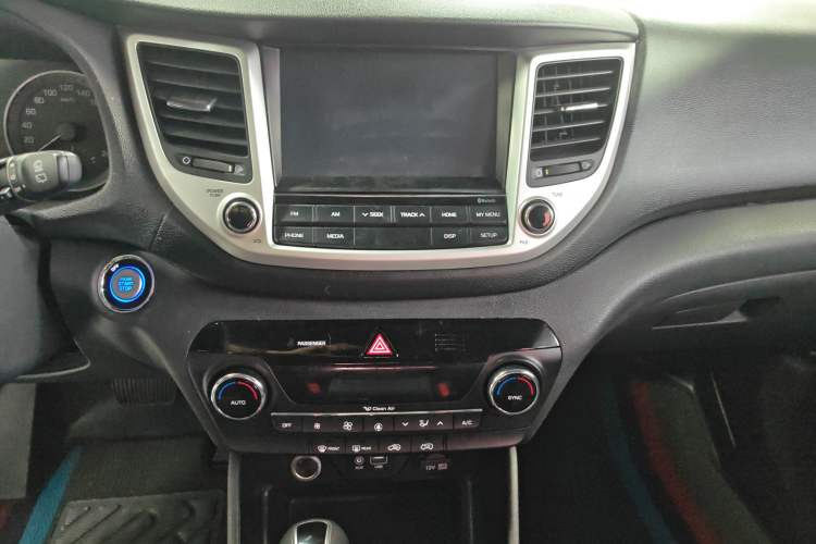 Used Hyundai Tucson 2015 1.6T Dual-Clutch Two-Wheel-Drive Smart Model Audio And AC Panel
