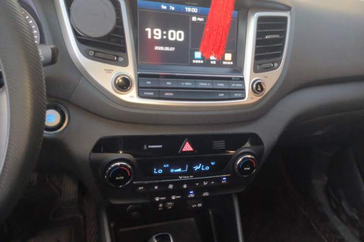 Used Hyundai Tucson 2015 1.6T Dual-Clutch Two-Wheel-Drive Smart Model Audio And AC Panel