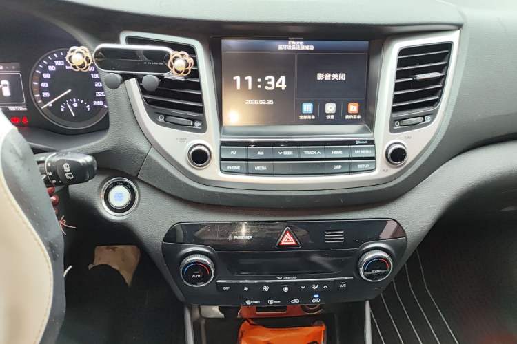 Used Hyundai Tucson 2015 1.6T Dual-Clutch Two-Wheel-Drive Smart Model Audio And AC Panel