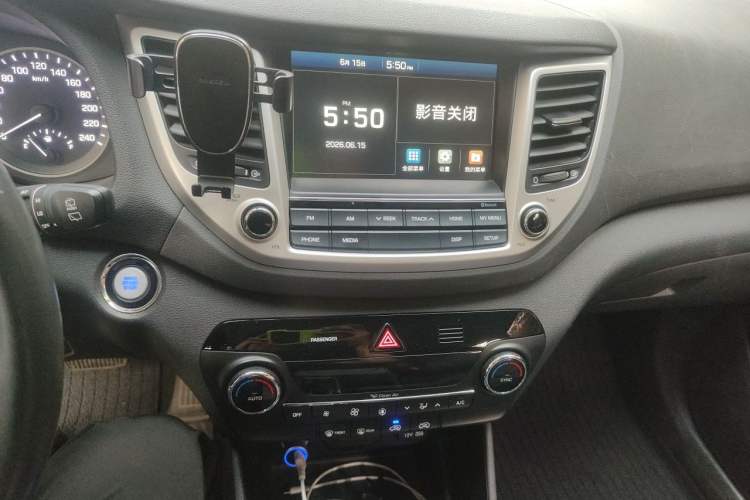 Used Hyundai Tucson 2015 1.6T Dual-Clutch Two-Wheel-Drive Smart Model Audio And AC Panel