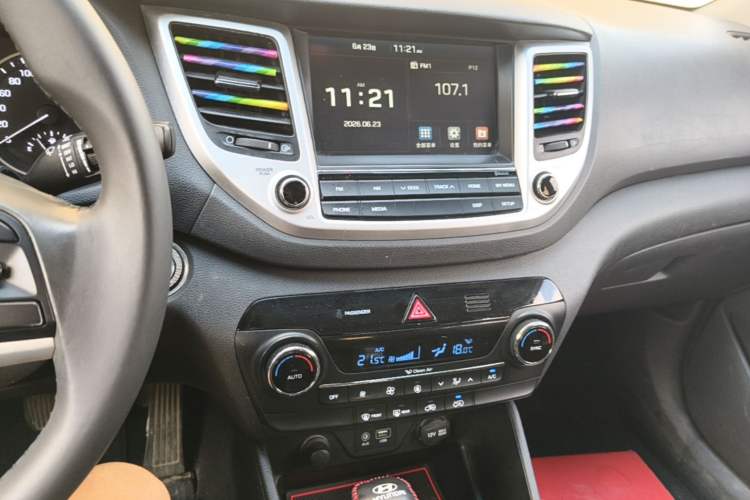 Used Hyundai Tucson 2015 1.6T Dual-Clutch Two-Wheel-Drive Smart Model Audio And AC Panel