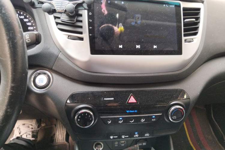 Used Hyundai Tucson 2015 2.0L Automatic Two-Wheel Drive Smart Version Audio And AC Panel